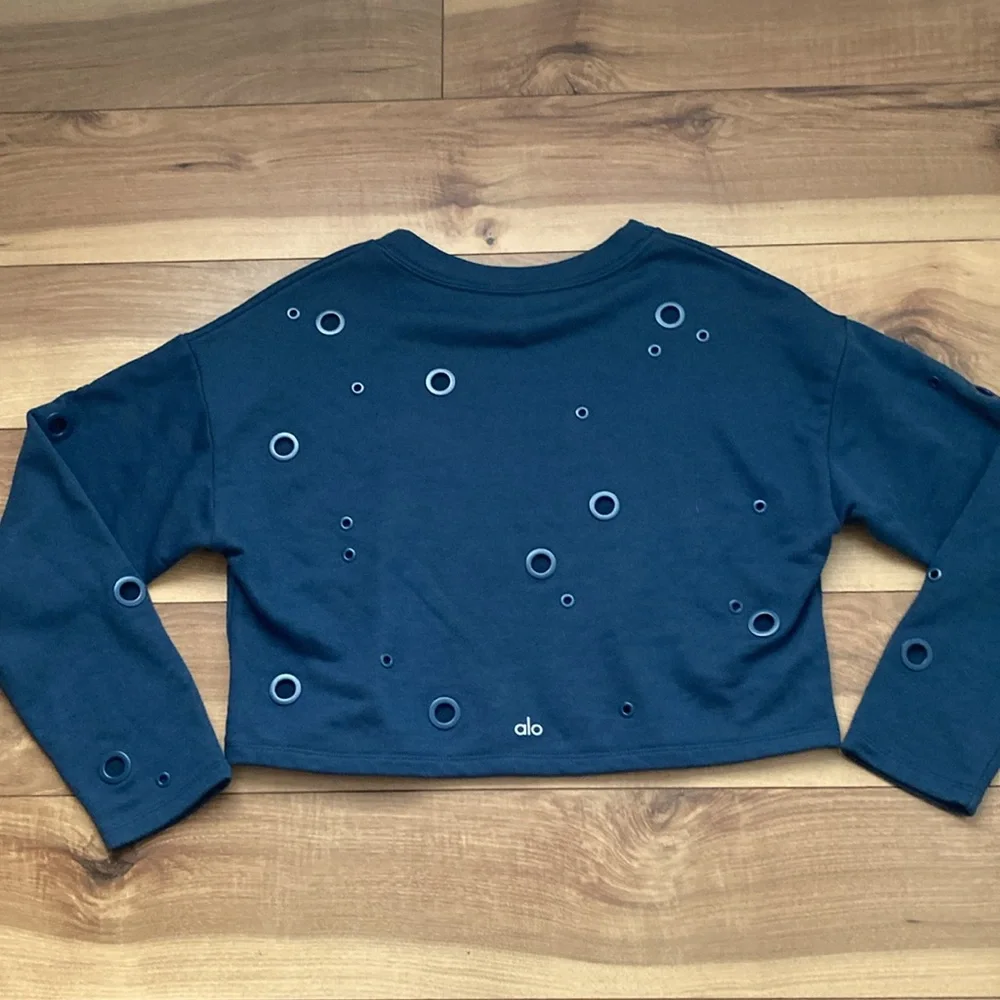 ALO Yoga Cadence Grommet Cropped Sweatshirt